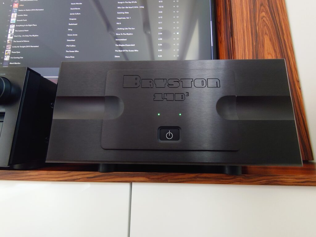 Bryston 14B³ to referencyjny, dwukanałowy wzmacniacz mocy klasy AB, zaprojektowany do pracy w najbardziej wymagających systemach audio. Oferuje ogromną rezerwę prądową, bardzo niskie zniekształcenia i pełną kontrolę nad nawet trudnymi do wysterowania kolumnami. Znany z neutralnego, dynamicznego i niezwykle stabilnego brzmienia, stanowi jeden z filarów high-endowego wzmocnienia mocy.