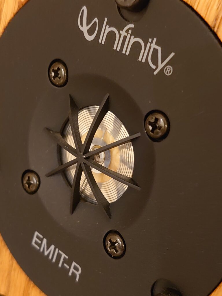 Infinity EMIT-R to wysokotonowy przetwornik (tweeter) stosowany w wybranych kolumnach marki Infinity, będącej częścią Harman International. Jest to rozwinięcie klasycznej technologii EMIT (Electromagnetic Induction Tweeter), w której ultracienka, płaska membrana pracuje w polu magnetycznym zamiast klasycznej kopułki.

EMIT-R (Round) wyróżnia się okrągłą konstrukcją i bardzo szerokim pasmem przenoszenia oraz wysoką szczegółowością dźwięku. Dzięki bardzo lekkiej membranie potrafi odtwarzać bardzo wysokie częstotliwości, sięgające nawet kilkudziesięciu kHz, co daje wrażenie dużej przestrzeni, „powietrza” i precyzji w górze pasma.

To charakterystyczny element wielu klasycznych konstrukcji Infinity, ceniony przez audiofilów za detaliczność i szybki, bardzo „czysty” charakter wysokich tonów.