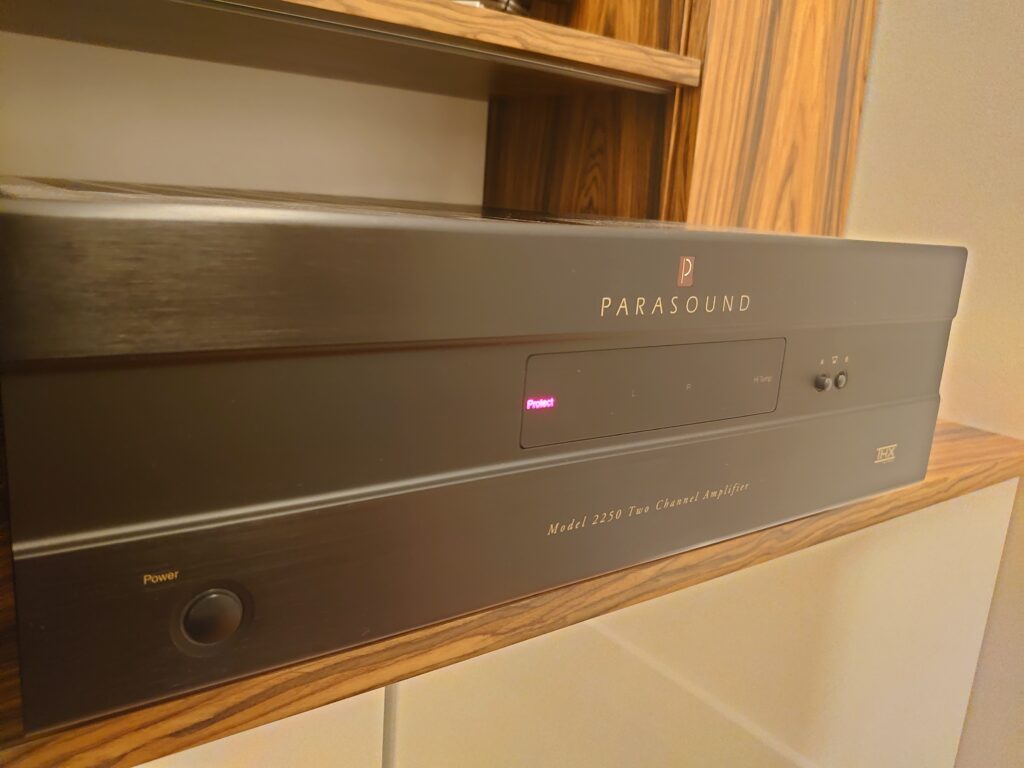 Końcówka mocy Parasound 2250 z certyfikatem THX Ultra 2 utknęła w trybie Protect – podczas jednej z wieczornych sesji odsłuchowych kolumny Infinity Kappa 9.2 dały jej solidnie w kość. Na szczęście same tranzystory przetrwały, a problemem okazały się jedynie stopione i zwarte przewody prowadzące do wtyku na płytę logiki, co byłem w stanie samodzielnie naprawić.